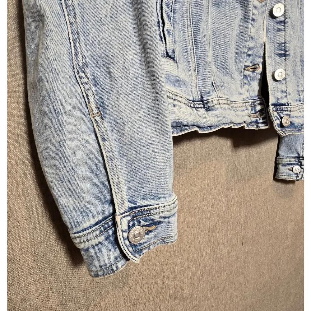 Wonderly Denim Jacket Light Wash Button Front Inside and Outside Pockets